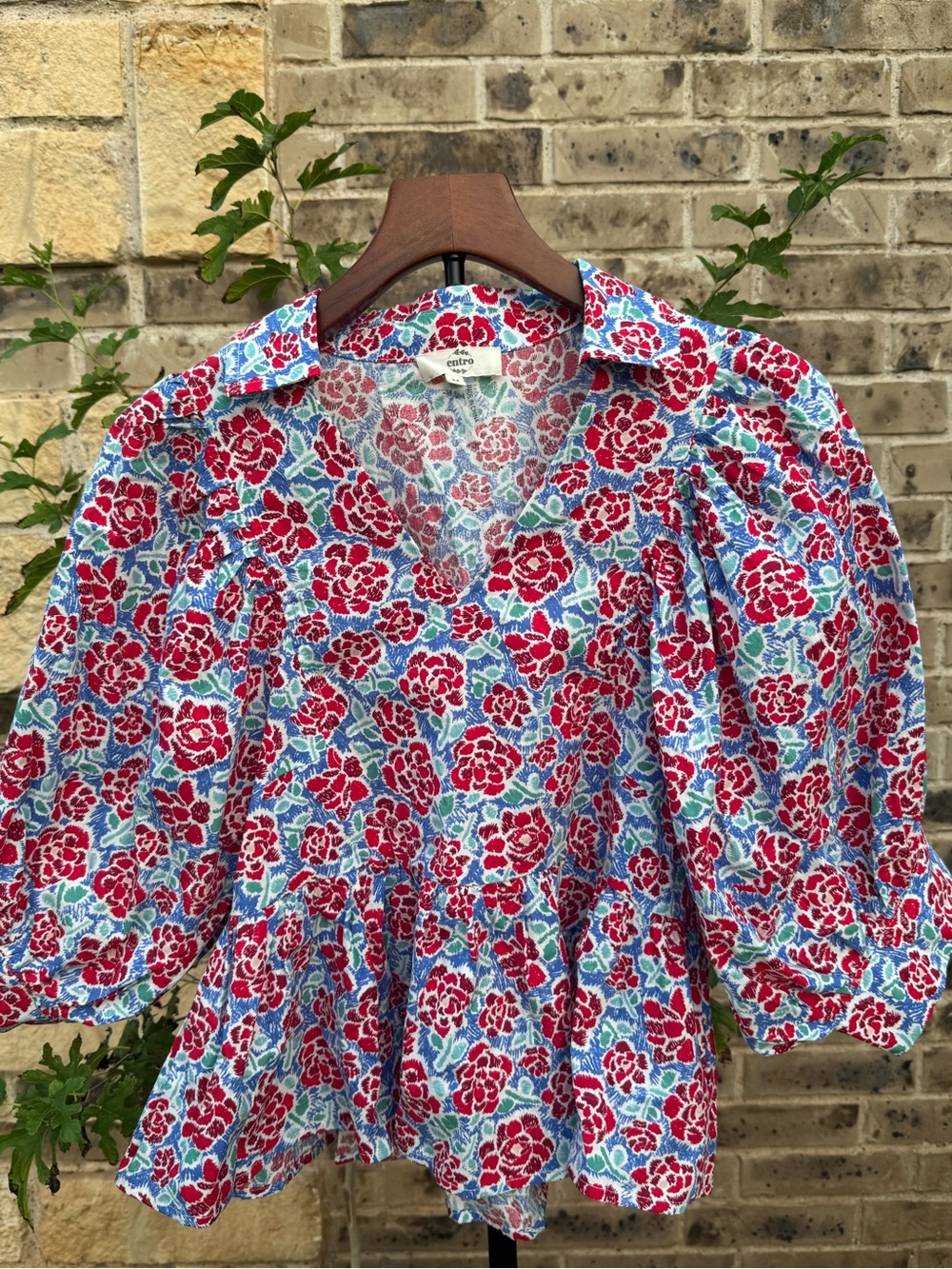 entro  Blue Floral V-Neck Tunic Size Medium NWOT